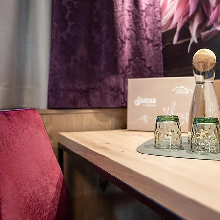 Zehnerkar & ホテル