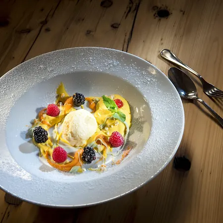 Zehnerkar & ホテル