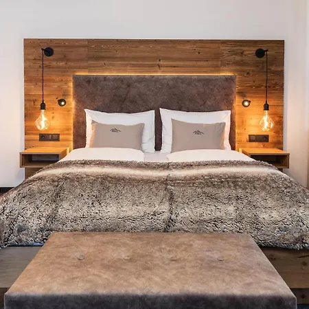 Zehnerkar & ホテル